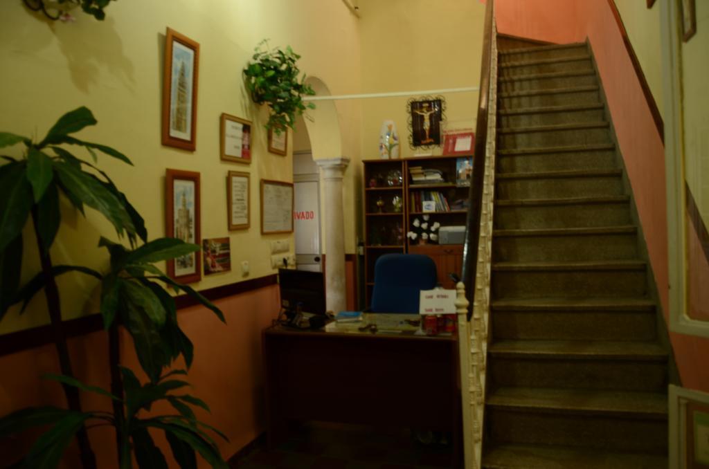 Pension Bienvenido Sevilla Bagian luar foto
