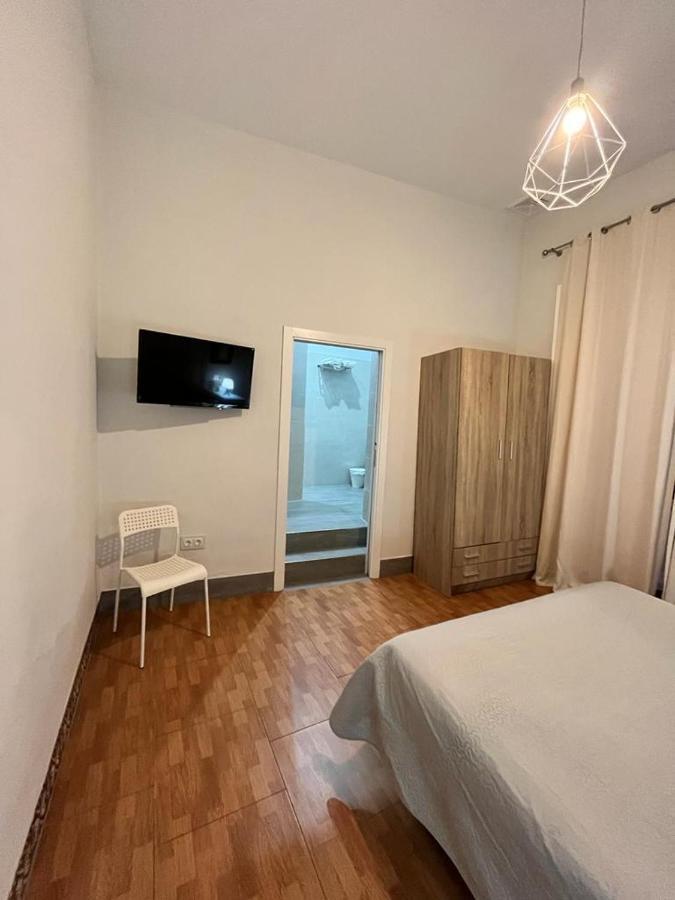 Pension Bienvenido Sevilla Bagian luar foto